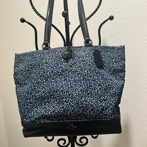 COACH Ranch Floral Nylon &
Navy Blue
Pebble Leather Tote Bag